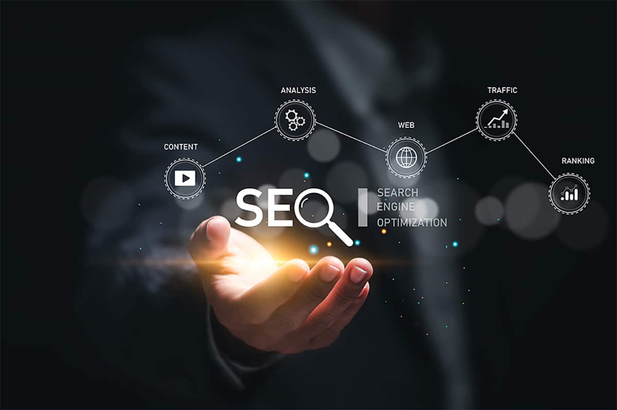 Bloggare analyserar trafik på laptop – strategi för tillväxt